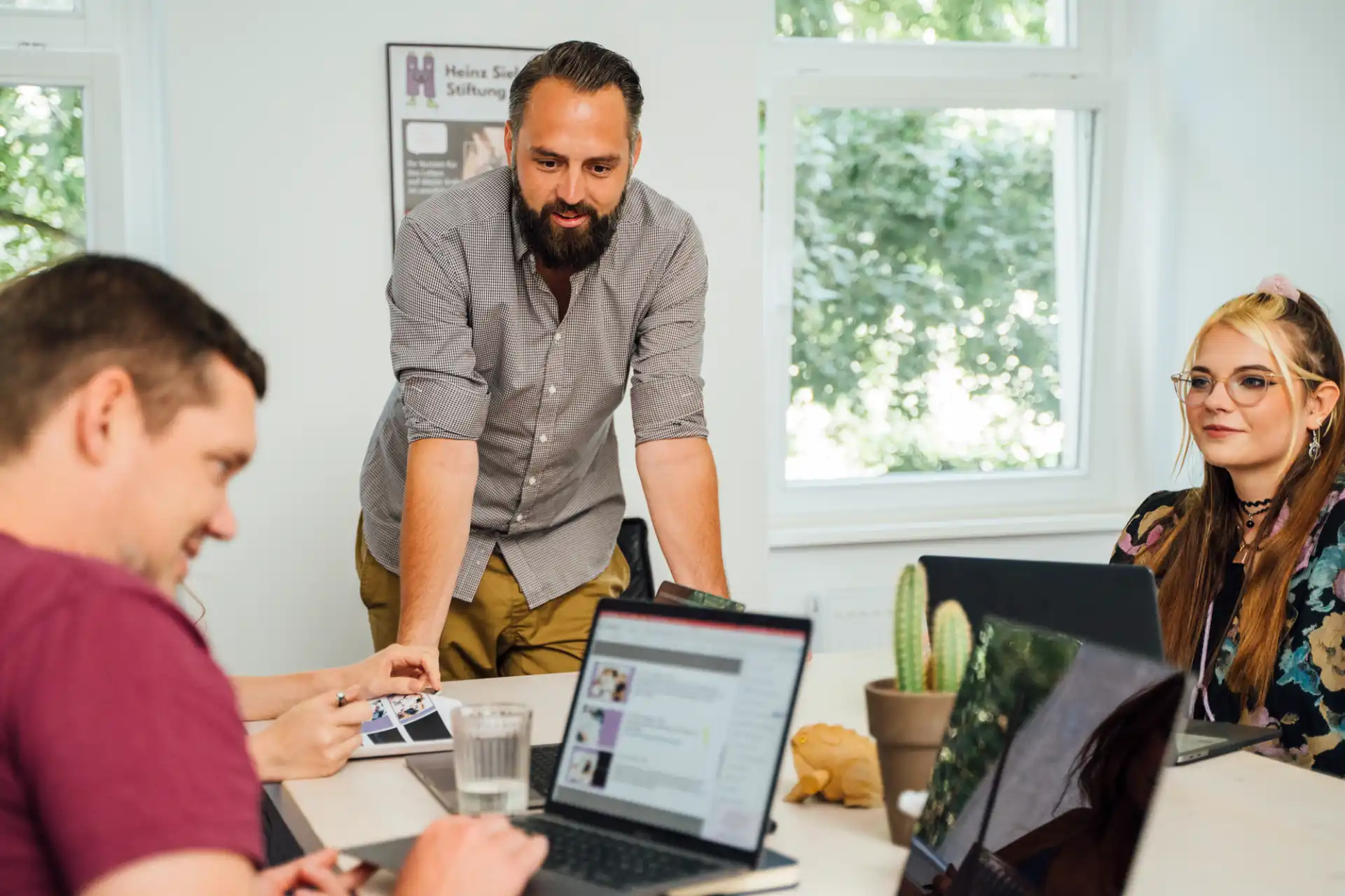Team bei der Entwicklung einer LLMO-Strategie